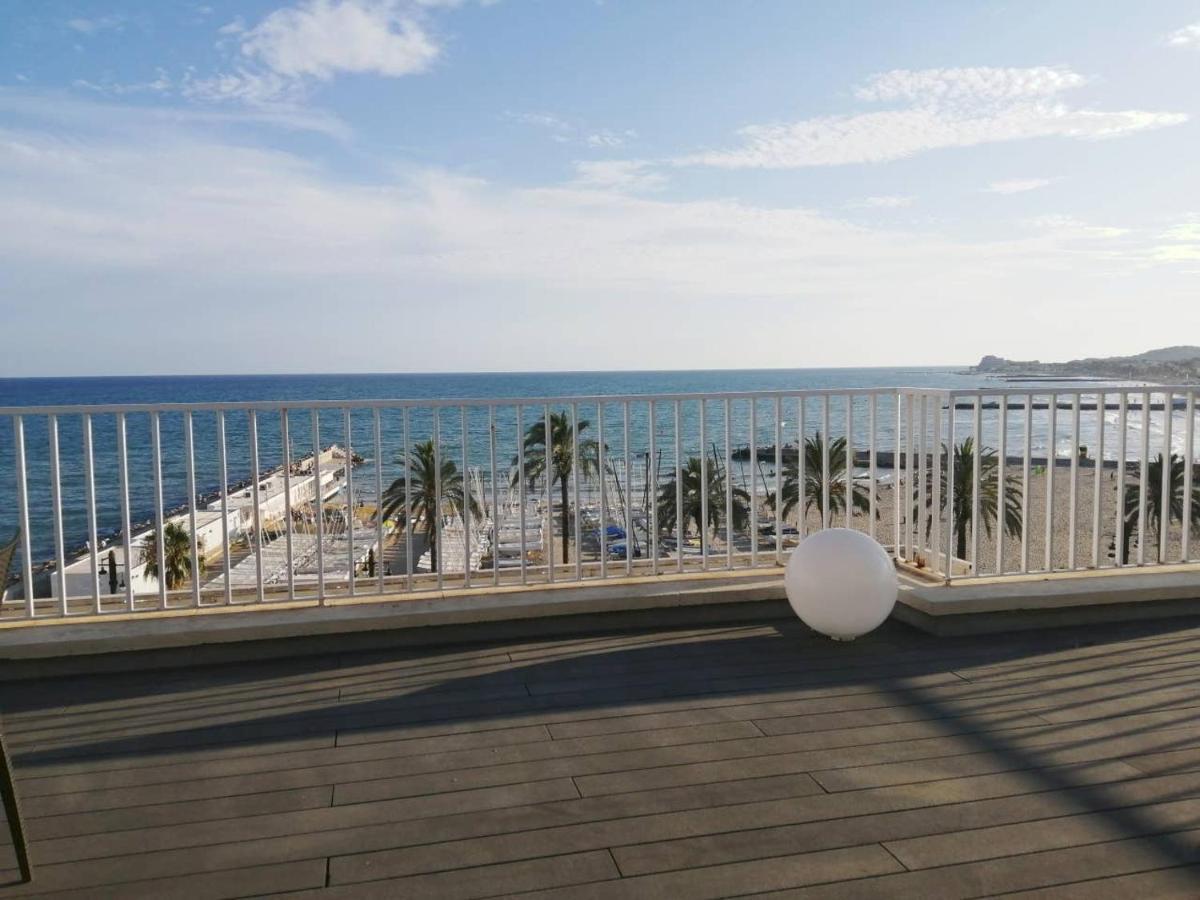 Апартаменты Atico Con Fantasticas Vistas Al Mar Y La Iglesia Сиджес Экстерьер фото
